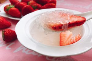 草莓炖燕窝的做法